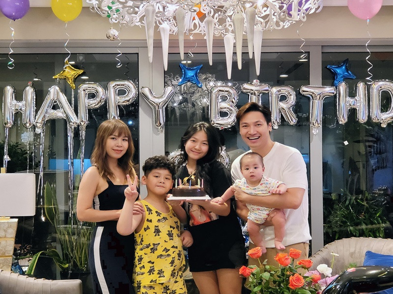 Chíp hiện tại có cuộc sống bình yên bên bố mẹ và các em.