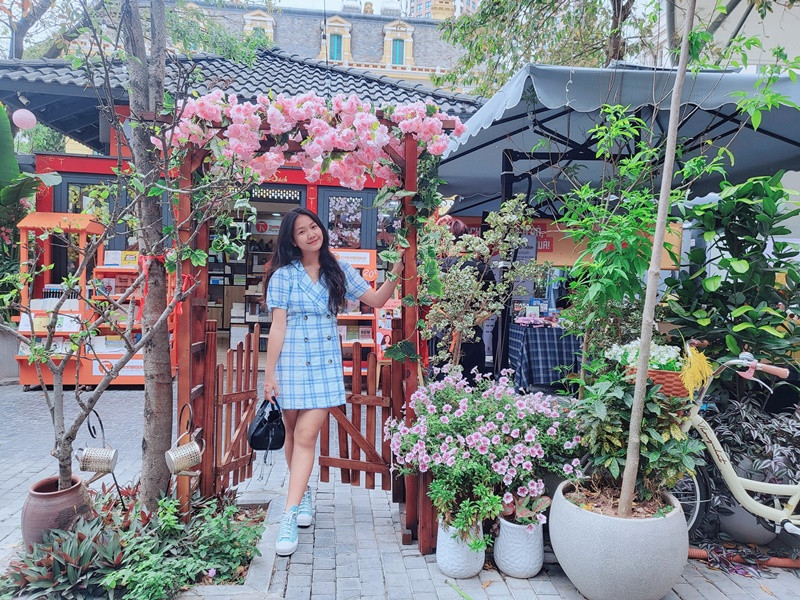 Ở tuổi 14, con gái Mạnh Trường ăn mặc nữ tính.