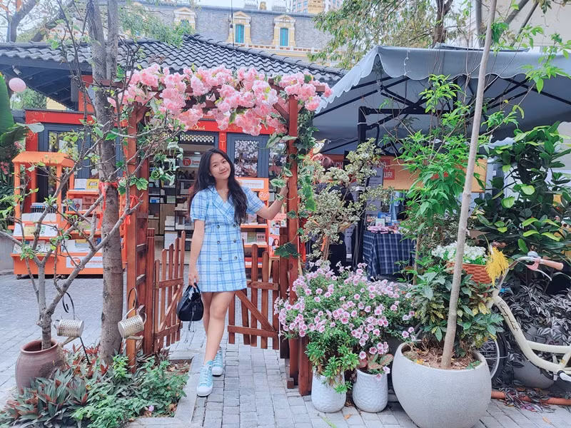 Ở tuổi 14, con gái Mạnh Trường ăn mặc nữ tính.