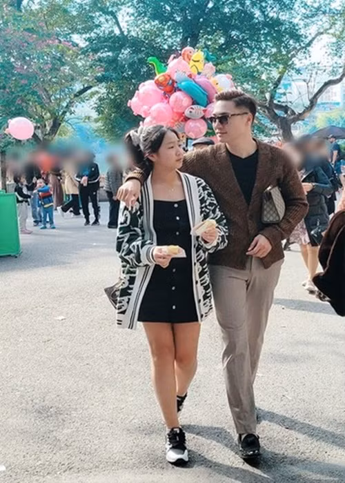  Con gái Mạnh Trường có chiều cao gần bằng bố.