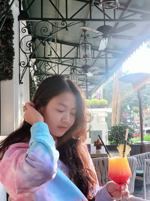 Cô nhóc thích nhảy múa, hát hò và chơi piano.