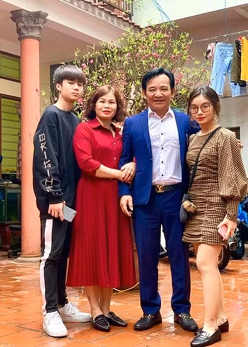 Quang Tèo nể phục vợ nhất ở việc sát cánh bên anh những lúc khó khăn nhất, như khoảng thời gian mãi mới có con. Ảnh: Vietnamnet.