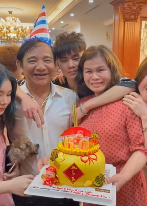 Trong cuộc phỏng vấn với Phụ Nữ Việt Nam năm 2020, Quang Tèo cho hay, về nhà, anh không đi sâu vào việc dạy con, chỉ gợi ý và góp ý cho vợ, không nhận xét hay mổ xẻ sâu vì vợ chồng đã chia nhau công việc chồng đối ngoại, vợ đối nội. Ảnh: Sức Khỏe Và Đời Sống.