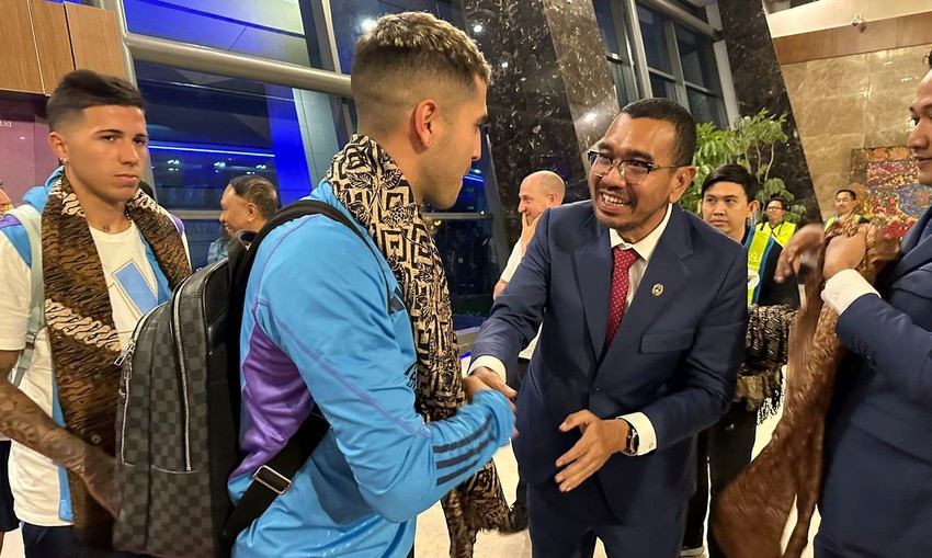 ... và sau đó anh trở lại châu Âu nghỉ ngơi mà không cùng đồng đội đá trận thứ hai ở Jakarta. Ảnh: GETTY.