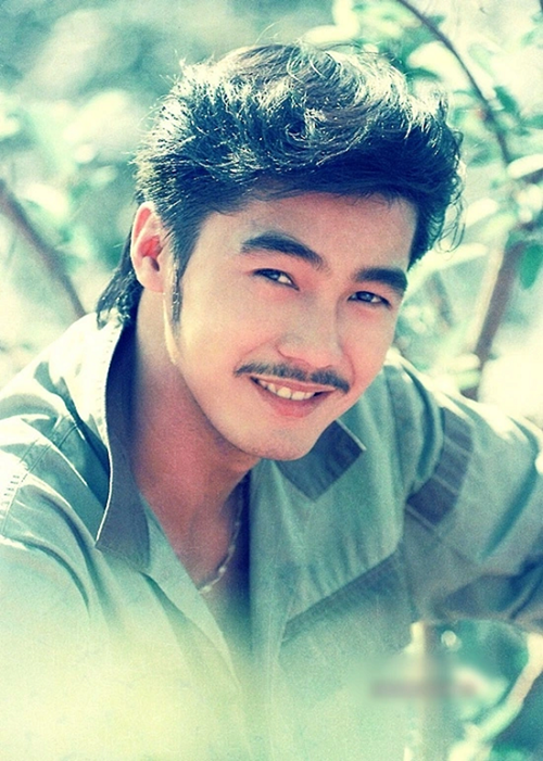 Ngày trẻ, Lý Hùng có diện mạo rất điển trai. Trong cuộc phỏng vấn với Báo Nghệ An, Lý Hùng cho biết, một lần giao lưu với khán giả, có một khán giả cao tuổi nói ngày xưa trong làng, cứ ai đẹp trai là dân làng khen "đẹp trai như Lý Hùng". Ảnh: Dân Trí.