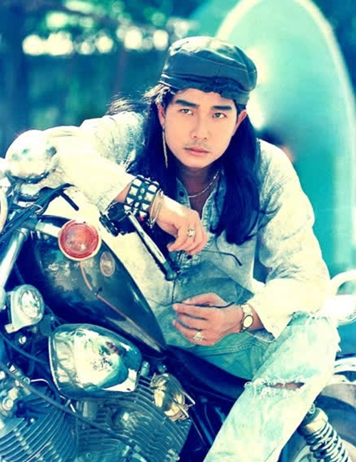 Lê Tuấn Anh chuyên đóng vai đào hoa, lãng tử. Anh từng góp mặt trong các bộ phim: Hải đường trắng, Lệnh truy nã, Công tử Bạc Liêu, Nửa đời phóng đãng, Vị đắng tình yêu, Kỳ tích Bà đen, Em vẫn yêu anh, Người về từ nghìn trùng. Năm 2000, sau khi đóng Mùa hè chiều thẳng đứng, ông xã Hồng Vân giã từ màn ảnh. Cát-sê đóng phim của Lê Tuấn Anh ở thời kỳ đỉnh cao lên đến 30 triệu đồng. Ảnh: Tổ Quốc.