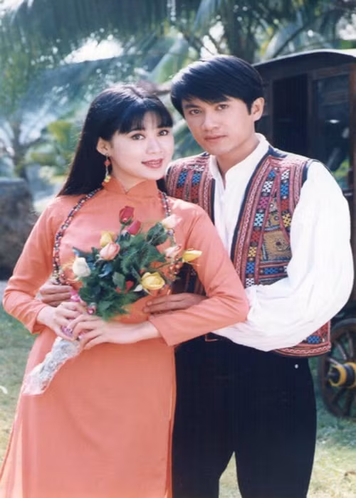 Khi sự nghiệp diễn xuất đang ở đỉnh cao, anh quyết định định cư tại Pháp để chăm sóc mẹ. Ảnh: Dân Việt.