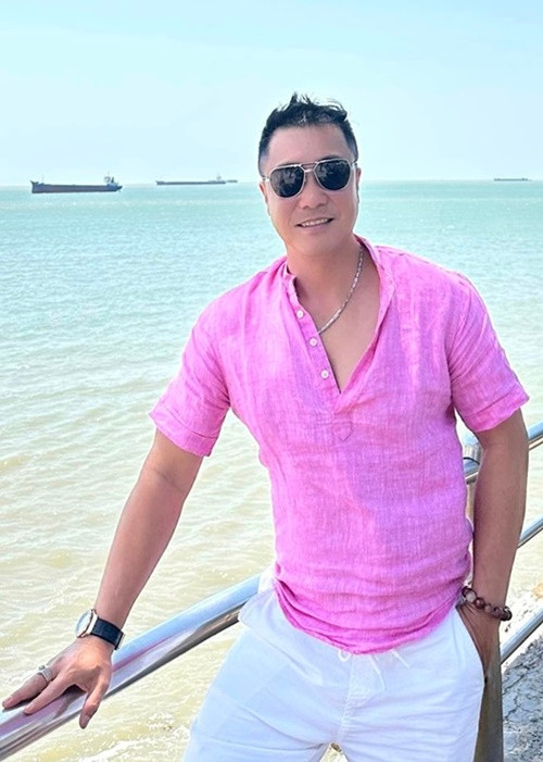 Lý Hùng vẫn đều đặn nhận kịch bản cả điện ảnh và truyền hình nhưng anh chỉ lựa chọn dự án phù hợp. Ngoài ra, nam diễn viên còn tích cực tham gia gameshow, ca hát. Ảnh: FBNV.