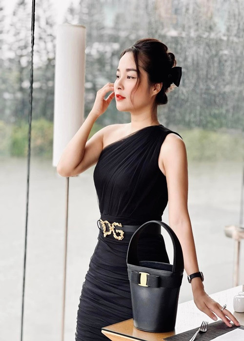 Nữ diễn viên phim Nhật ký Vàng Anh phần 1 mặc trẻ trung, sành điệu ở đời thường. Ảnh: FBNV.