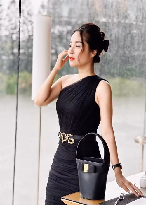 Nữ diễn viên phim Nhật ký Vàng Anh phần 1 mặc trẻ trung, sành điệu ở đời thường. Ảnh: FBNV.