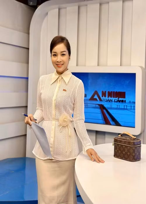 Khi làm biên tập viên, Minh Hương chọn gu thời trang thanh lịch. Ảnh: FBNV.