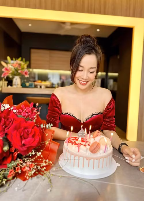 Vẻ mặn mà của bà mẹ hai con cuốn hút người đối diện. Ảnh: FBNV.