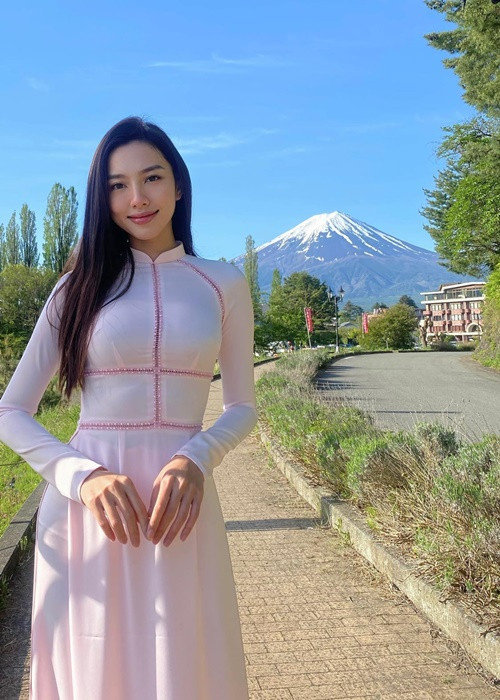 Nàng hậu liên tục có những chuyến công tác ở nước ngoài.