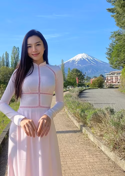 Nàng hậu liên tục có những chuyến công tác ở nước ngoài.