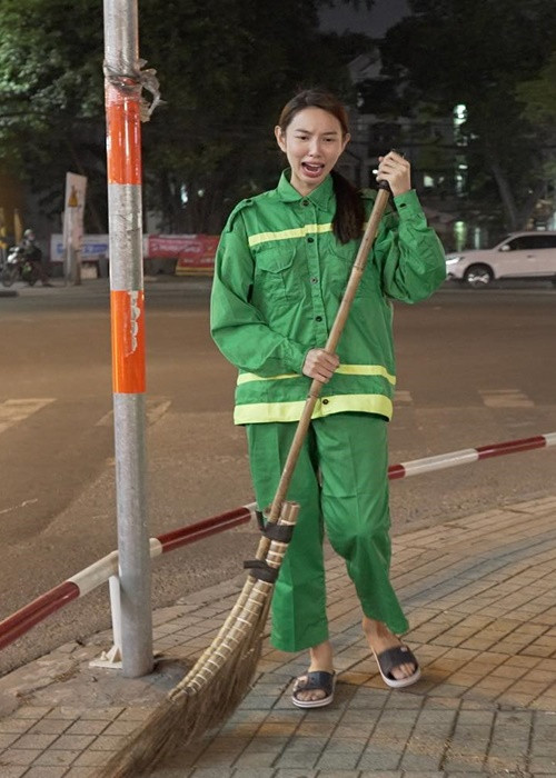 Thùy Tiên là người thích công việc, không muốn lãng phí ngày nào. Có ngày rảnh là cô kiếm chuyện để làm, tận dụng hết thời gian. Thùy Tiên đã thực hiện series Đu đêm để trải nghiệm nhiều công việc như bán mực chiên, bán hoa Tết, làm công nhân vệ sinh, chạy xe ôm công nghệ, bán rau.
