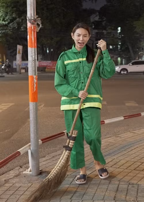 Thùy Tiên là người thích công việc, không muốn lãng phí ngày nào. Có ngày rảnh là cô kiếm chuyện để làm, tận dụng hết thời gian. Thùy Tiên đã thực hiện series Đu đêm để trải nghiệm nhiều công việc như bán mực chiên, bán hoa Tết, làm công nhân vệ sinh, chạy xe ôm công nghệ, bán rau.