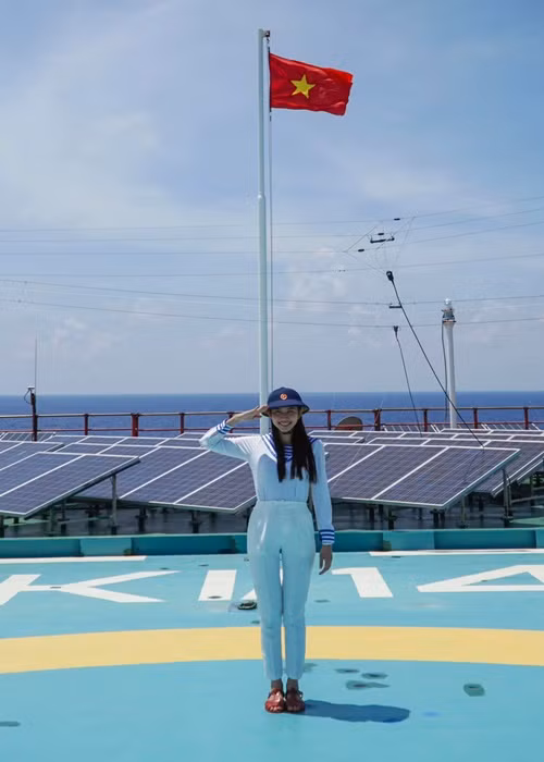 Tháng 4 vừa qua, Thùy Tiên đã cùng Đoàn công tác số 5 và Tàu kiểm ngư ký hiệu KN-290 ra khơi để thăm, tặng quà, động viên các cán bộ, chiến sĩ và người dân trên quần đảo Trường Sa.