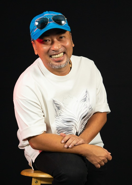 "...Thế giới này đông quá rồi. Mình không nhất thiết phải tạo thêm một người nữa mà mình cũng không biết sẽ ra sao? Nếu có thể mình cứ làm gì tốt những gì đang có đi, như phụ anh chị lo cho mấy đứa cháu, hoặc chia sẻ cho những em khó khăn… Có thể tương lai gặp ai đó mình yêu quá thì người ta muốn mình sao mình làm vậy. Nhưng đến giờ là nghĩ vậy”, Quang Dũng bày tỏ. Ảnh: FBNV.