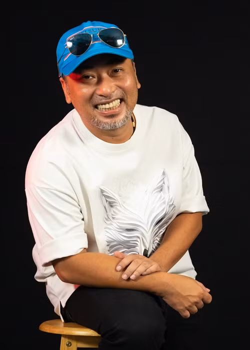 "...Thế giới này đông quá rồi. Mình không nhất thiết phải tạo thêm một người nữa mà mình cũng không biết sẽ ra sao? Nếu có thể mình cứ làm gì tốt những gì đang có đi, như phụ anh chị lo cho mấy đứa cháu, hoặc chia sẻ cho những em khó khăn… Có thể tương lai gặp ai đó mình yêu quá thì người ta muốn mình sao mình làm vậy. Nhưng đến giờ là nghĩ vậy”, Quang Dũng bày tỏ. Ảnh: FBNV.