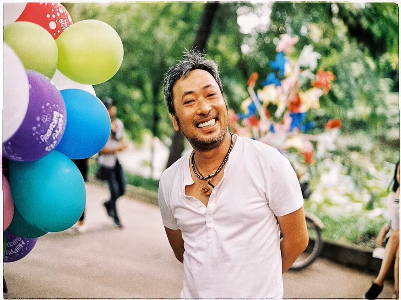 18 tuổi, Quang Dũng rất thích một cô gái. Tuy nhiên, sau đó, cô gái này ra nước ngoài định cư. “Tôi có thời gian cảm giác như "đứt" cả cuộc sống”, Quang Dũng kể lại mối tình này. Ảnh: FBNV.