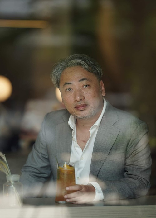 Năm 2019, Quang Dũng chia sẻ quan điểm chưa lấy vợ, sinh con. Zing dẫn lời nam đạo diễn: “Một ngày gặp cô bạn tri kỷ, tự nhiên cô hỏi anh có định lấy vợ không. Tôi đáp thôi, sợ làm khổ người ta. Mà cái này là suy nghĩ của tôi thật. Cô ấy lại hỏi tôi có định có con không...". Ảnh: FBNV.