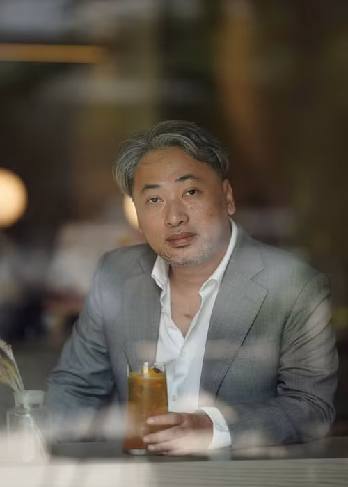 Năm 2019, Quang Dũng chia sẻ quan điểm chưa lấy vợ, sinh con. Zing dẫn lời nam đạo diễn: “Một ngày gặp cô bạn tri kỷ, tự nhiên cô hỏi anh có định lấy vợ không. Tôi đáp thôi, sợ làm khổ người ta. Mà cái này là suy nghĩ của tôi thật. Cô ấy lại hỏi tôi có định có con không...". Ảnh: FBNV.