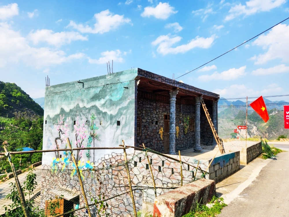 Ngôi nhà được vẽ những bức tranh bích họa trên đèo Mã Pì Lèng.