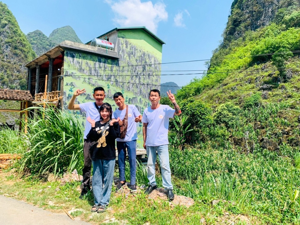 Khung cảnh thơ mộng thu hút đông đảo du khách đến chiêm ngưỡng, chụp ảnh.