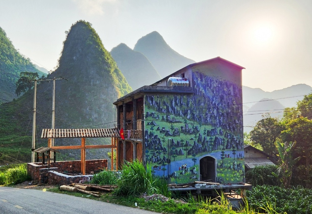 Một trong bốn ngôi nhà được vẽ những bức tranh bích họa mang đậm cảnh sắc thiên nhiên của Cao nguyên đá Đồng Văn.