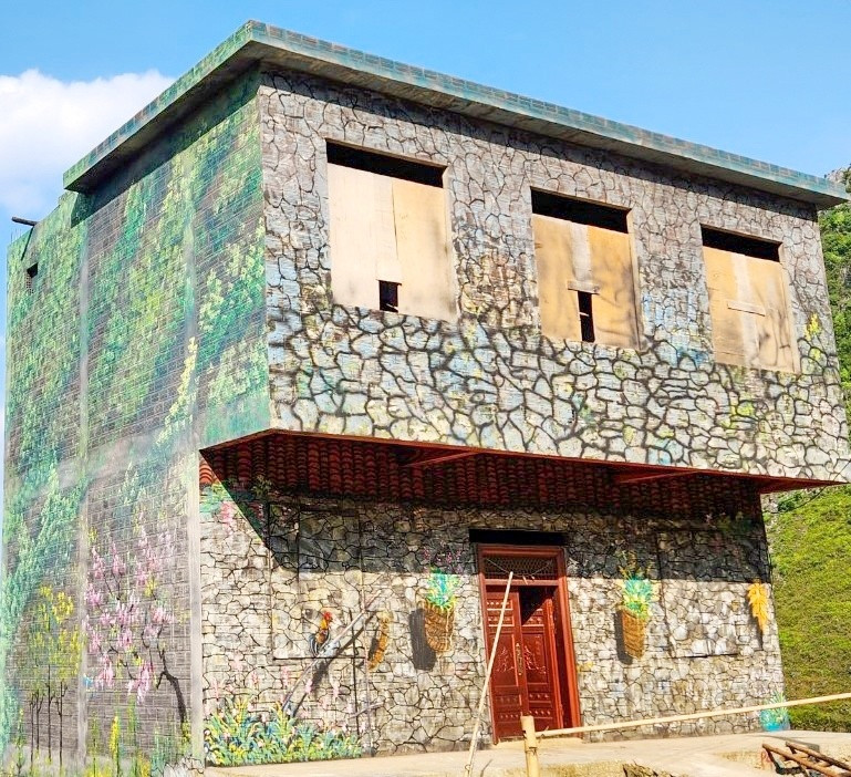 Ngôi nhà bích họa ven con đường Hạnh Phúc.