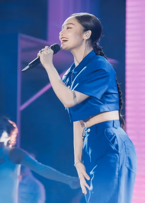 Ở lĩnh vực ca hát, Miu Lê có nhiều ca khúc được yêu thích như: Giấc mơ thần tiên, Lặng thầm yêu, Giả vờ nhưng em yêu anh, Mình yêu từ bao giờ, Yêu một người có lẽ, Vì mẹ anh bắt chia tay. Ảnh: FBNV.