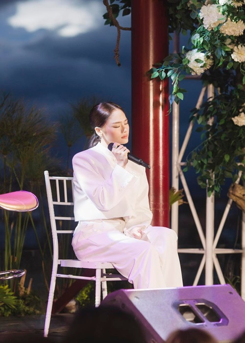 “Tôi vào nghề không có sự chuẩn bị, không được học một ngày nào về diễn xuất, một nốt nhạc cũng không biết. Tôi làm nghề khác với mọi người một chút, bài học của tôi từ thực tiễn nhiều hơn chứ không được đào tạo qua trường lớp. Đối với những người có giọng hát live khủng hay trình diễn tốt thì mới xứng đáng được gọi là ca sĩ, còn tôi gọi là Miu Lê là được rồi”, Vietnamnet dẫn lời Miu Lê. Ảnh: FBNV.