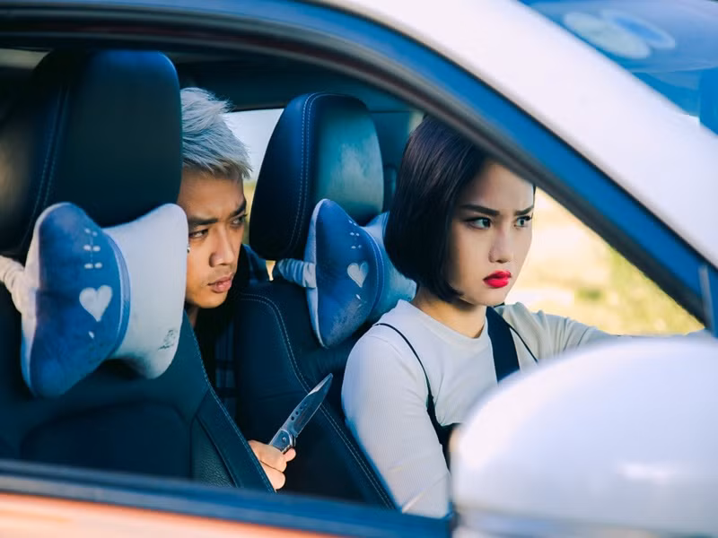 Cát-sê của Miu Lê khi quay Nắng 2 trong 11 ngày được cho là lên đến cả tỷ đồng. Trong cuộc phỏng vấn với Zing, Miu Lê cho hay, bên sản xuất lúc đầu không đưa ra mức cát-sê cao như vậy nhưng đó là mong muốn của Miu Lê. "Tôi cảm thấy mình xứng đáng với số tiền đó. Nguyên tắc của tôi khi nhận phim là khóa mọi lịch khác trong cùng khoảng thời gian đó, tập trung hoàn toàn cho bộ phim”, cô nói. Ảnh: Thế Giới Điện Ảnh.