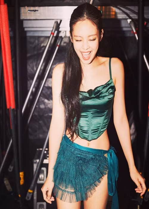 Theo Dân Trí, mức lương khi làm đại sứ của Jennie lên đến 60 nghìn USD (hơn 1,4 tỷ đồng) mỗi năm. Ảnh: Instagram.