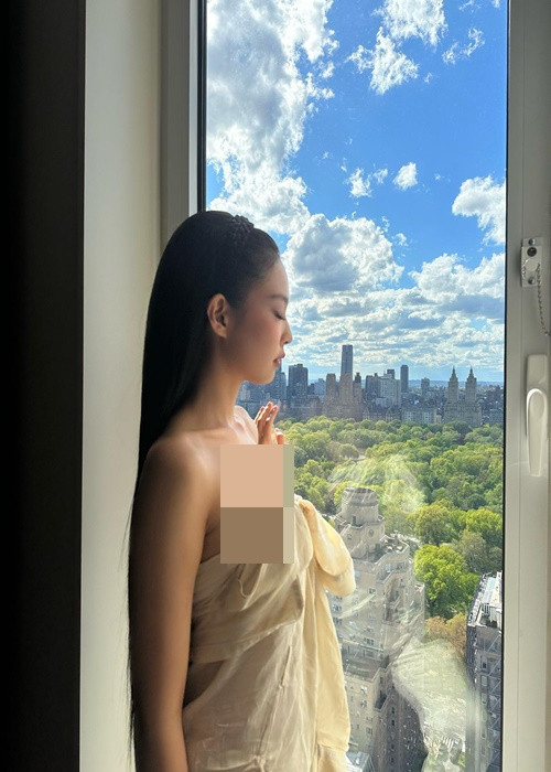 Theo VOV, nữ ca sĩ xuất thân giàu sang khi có mẹ được cho là cổ đông và là bên liên quan lớn của CJ E&amp;M - một trong những công ty giải trí lớn nhất Hàn Quốc. Ảnh: Instagram.