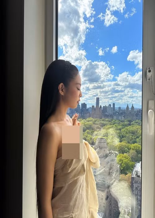 Theo VOV, nữ ca sĩ xuất thân giàu sang khi có mẹ được cho là cổ đông và là bên liên quan lớn của CJ E&amp;M - một trong những công ty giải trí lớn nhất Hàn Quốc. Ảnh: Instagram.