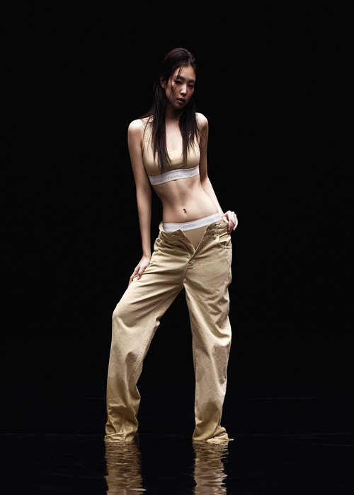 Nhan sắc của thành viên nhóm BlackPink đầy cuốn hút. Cô sở hữu vòng eo chỉ 50 cm, chiều cao 1m63, cân nặng 50 kg. Ảnh: Instagram.