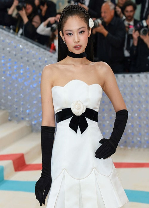 Gần đây, Jennie lộ ảnh thân mật bên V (thành viên nhóm nhạc Hàn Quốc BTS) ở Paris, Pháp. Trước tin đồn tình cảm, nữ ca sĩ giữ im lặng. Ảnh: Instagram.