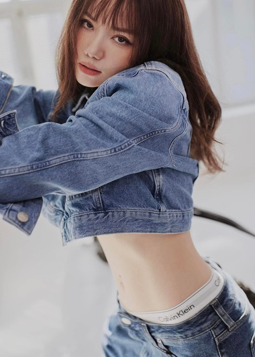 Em gái Phương Linh sở hữu gương mặt xinh đẹp cùng vóc dáng thon gọn, gợi cảm.