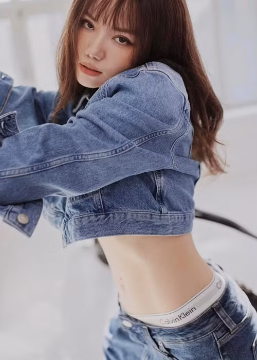 Em gái Phương Linh sở hữu gương mặt xinh đẹp cùng vóc dáng thon gọn, gợi cảm.