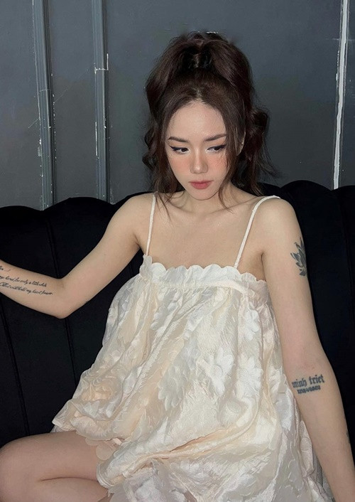 "Nhiều quý vị hay bị cái bệnh thấy người ta đẹp cái kêu sửa. Mũi của Phương Ly không sửa, tự nhiên đấy, chính vì tự nhiên nên mới không hoàn hảo, mới có cớ cho nhiều quý vị chê. Chiếc mũi hình trái tim này hợp góc mặt kim cương, đôi môi 1:1, vầng trán rộng vuông vức, đôi mắt hai mí nâu nhạt - hoàn hảo hài hòa", chị gái Phương Ly lên tiếng.