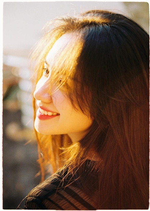 Phương Ly sinh năm 1990, là em gái ca sĩ Phương Linh.