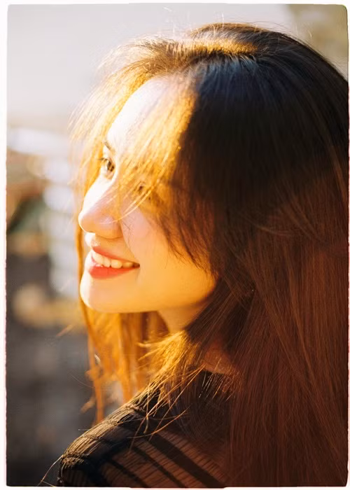 Phương Ly sinh năm 1990, là em gái ca sĩ Phương Linh.