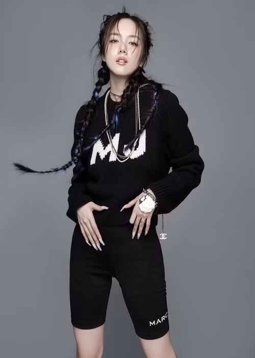 Nhờ tài năng ca hát, Phương Ly thoát bóng em gái Phương Linh.