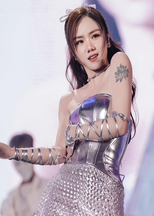 Theo Dân Việt, Phương Ly có một hình xăm hoa sen dành cho gia đình và hai hình xăm là những câu chữ để cô tự nhắc nhở bản thân về những vấp ngã cũng như kiên trì theo đuổi ước mơ.