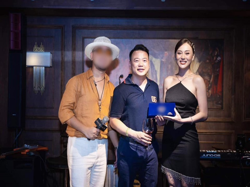 Trải lòng về chuyện tình cảm với Shark Bình, Phương Oanh cho biết, anh luôn ở bên, động viên cô khi cô buồn phiền vì ồn ào đời tư. “Anh ấy bản lĩnh, nhiều năm trong thương trường nên nhìn mọi việc nhẹ nhàng hơn tôi”, Phương Oanh chia sẻ về Shark Bình. Ảnh: FBNV.