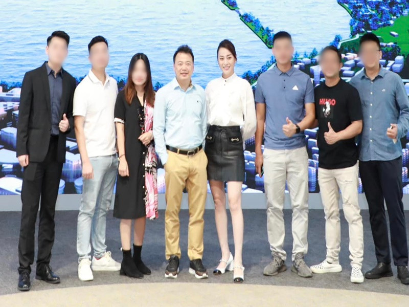 Tháng 5, Shark Bình xác nhận, anh chính thức hoàn tất thủ tục ly hôn doanh nhân Đào Lan Hương. Cùng thời điểm, Phương Oanh gửi lời xin lỗi đến khán giả và nhận lỗi. Ảnh: FBNV.