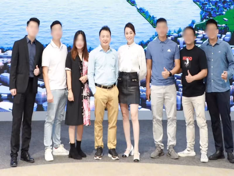 Tháng 5, Shark Bình xác nhận, anh chính thức hoàn tất thủ tục ly hôn doanh nhân Đào Lan Hương. Cùng thời điểm, Phương Oanh gửi lời xin lỗi đến khán giả và nhận lỗi. Ảnh: FBNV.