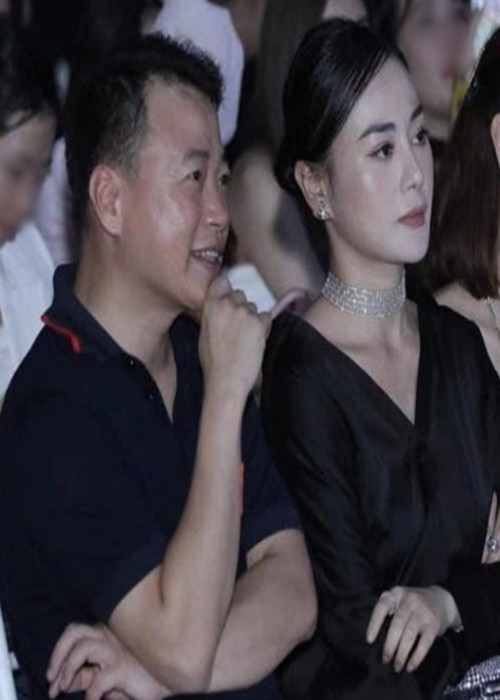 Đối mặt với những lời chỉ trích từ phía cư dân mạng, Phương Oanh không ít lần đáp trả gay gắt. Phía Shark Bình cũng có động thái tương tự người yêu đối với các bình luận mỉa mai chuyện tình của anh. Ảnh: Gia Đình Và Xã Hội.