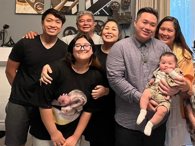 “Anh không hẳn là một người tốt, nhưng anh đã tốt dần lên khi anh luôn có em. Tình yêu của em đã cảm hóa được tâm hồn phiêu lãng của anh, biến anh trở thành người đàn ông của gia đình. Em trói anh bằng sợi tơ mềm mại mà nó vững chãi hơn nhiều so với sợi xích to đùng làm bằng sắt thép”, Lê Tuấn Anh viết trong tâm thư gửi Hồng Vân. Ảnh: FBNV.